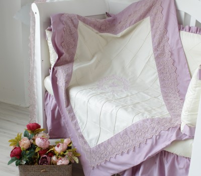 Комплект постельного белья "Совершенство" с декоративными строчками и кружевом. Цвет на Ваш выбор.