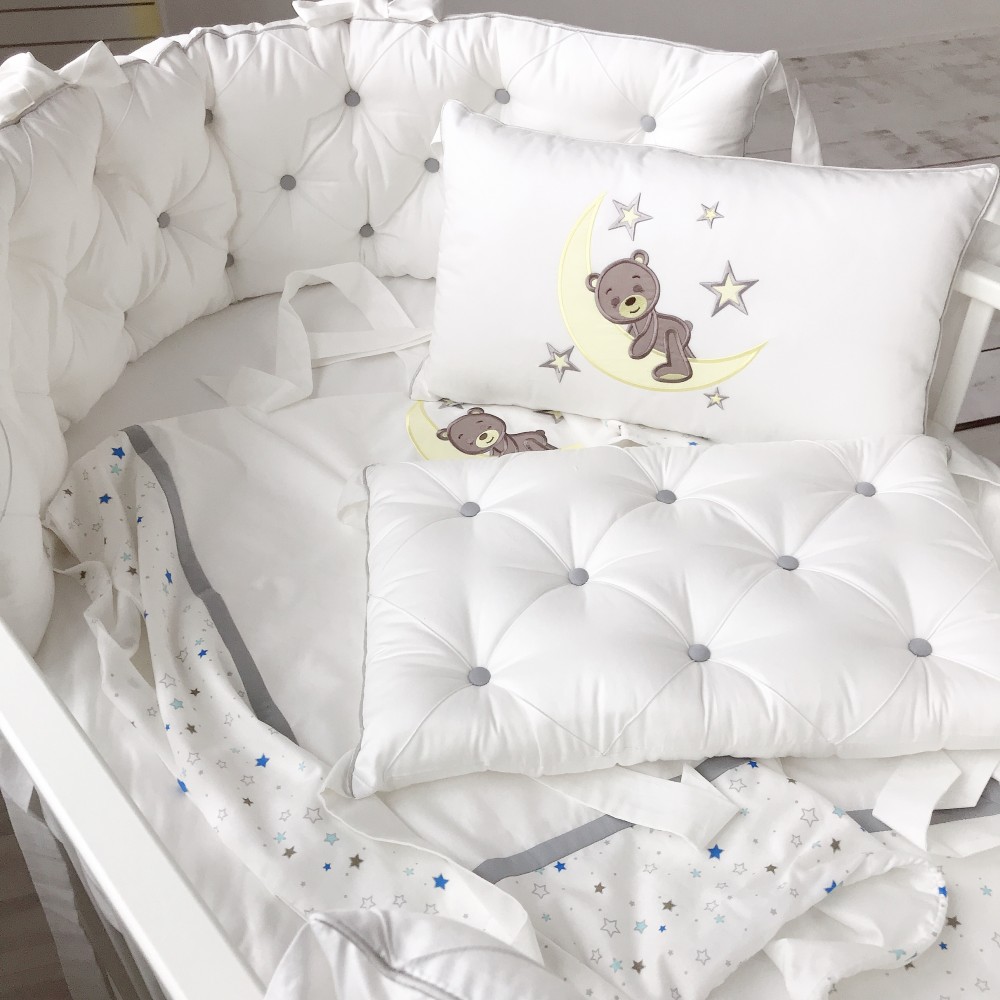 Цельные бортики "Мишка на Луне" на овальную кроватку с эксклюзивной вышивкой