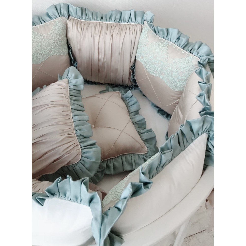 Бортики в кроватку "Идеал" с кружевом и рюшей. 12 подушек со съемными чехлами