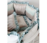 Бортики в кроватку "Идеал" с кружевом и рюшей. 12 подушек со съемными чехлами