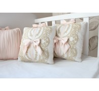 Декоративная подушка с бантиками и кружевом. Материал: 100% хлопок (сатин)