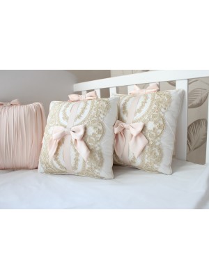 Декоративная подушка с бантиками и кружевом. Материал: 100% хлопок (сатин)