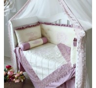Комплект постельного белья "Совершенство" с декоративными строчками и кружевом.