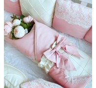 Комплект постельного белья "Совершенство" с декоративными строчками и кружевом.